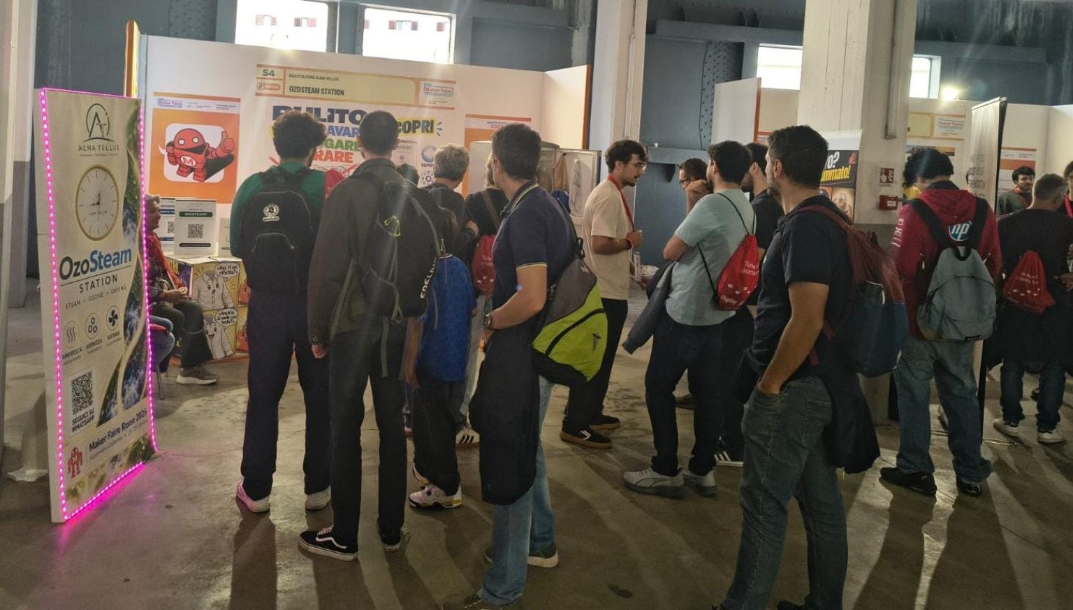 Visitatori allo stand di Alma Tellus per conoscere OzoSteam Station alla Maker Faire Rome 2026